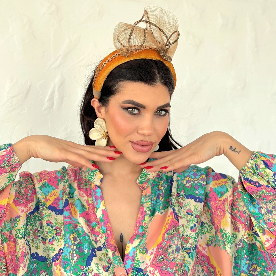 Amanda Hardal Sarı Renk Kadife Taç