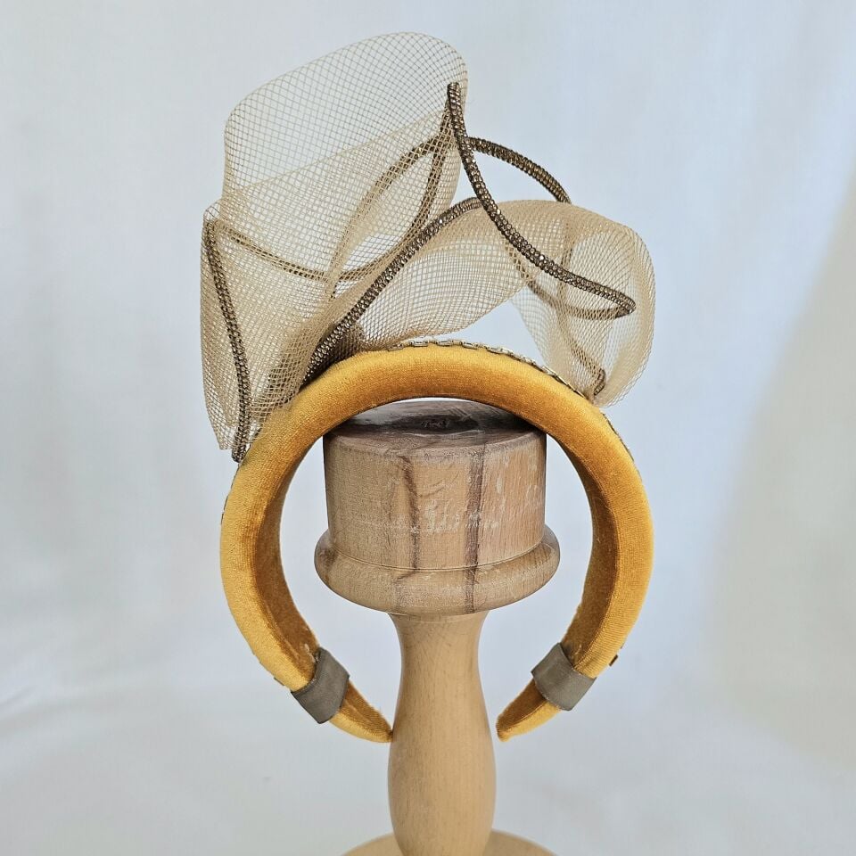 Amanda Hardal Sarı Renk Kadife Taç