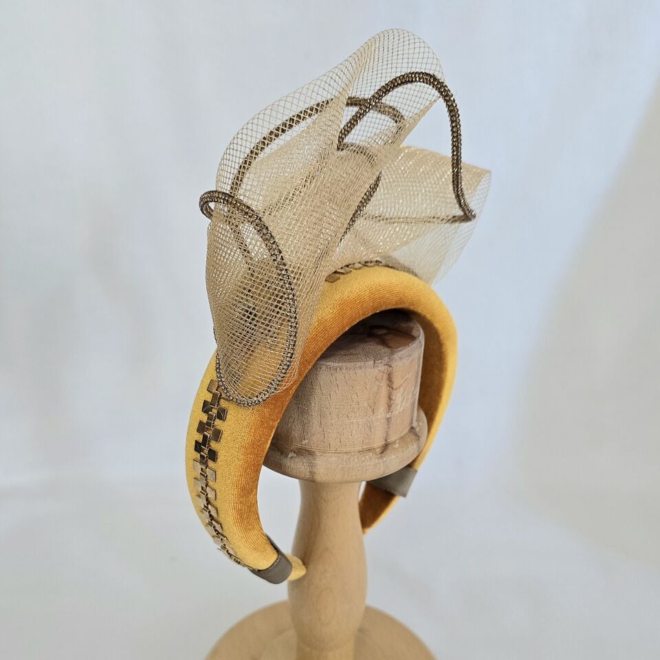 Amanda Hardal Sarı Renk Kadife Taç